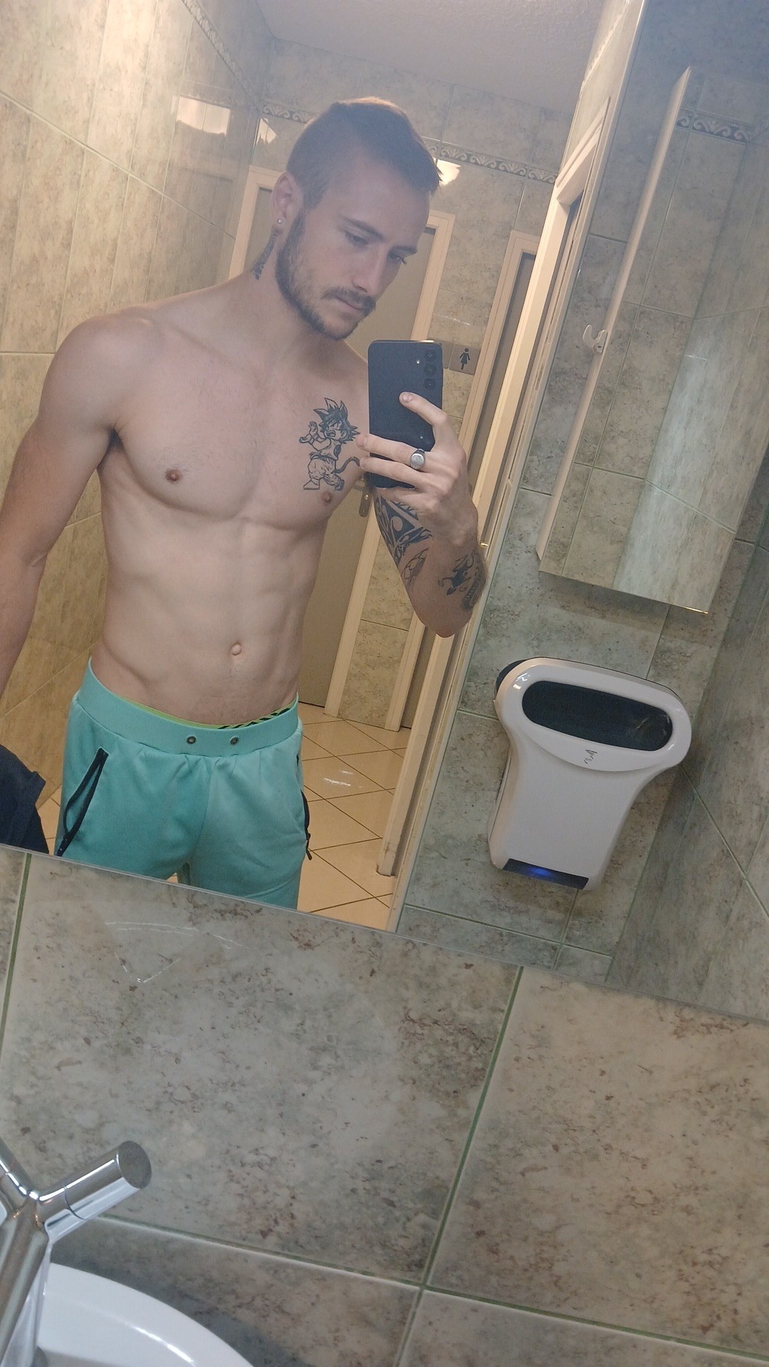 Profil de Edwyn, 26 ans, Plan Cul à Al Balyanā